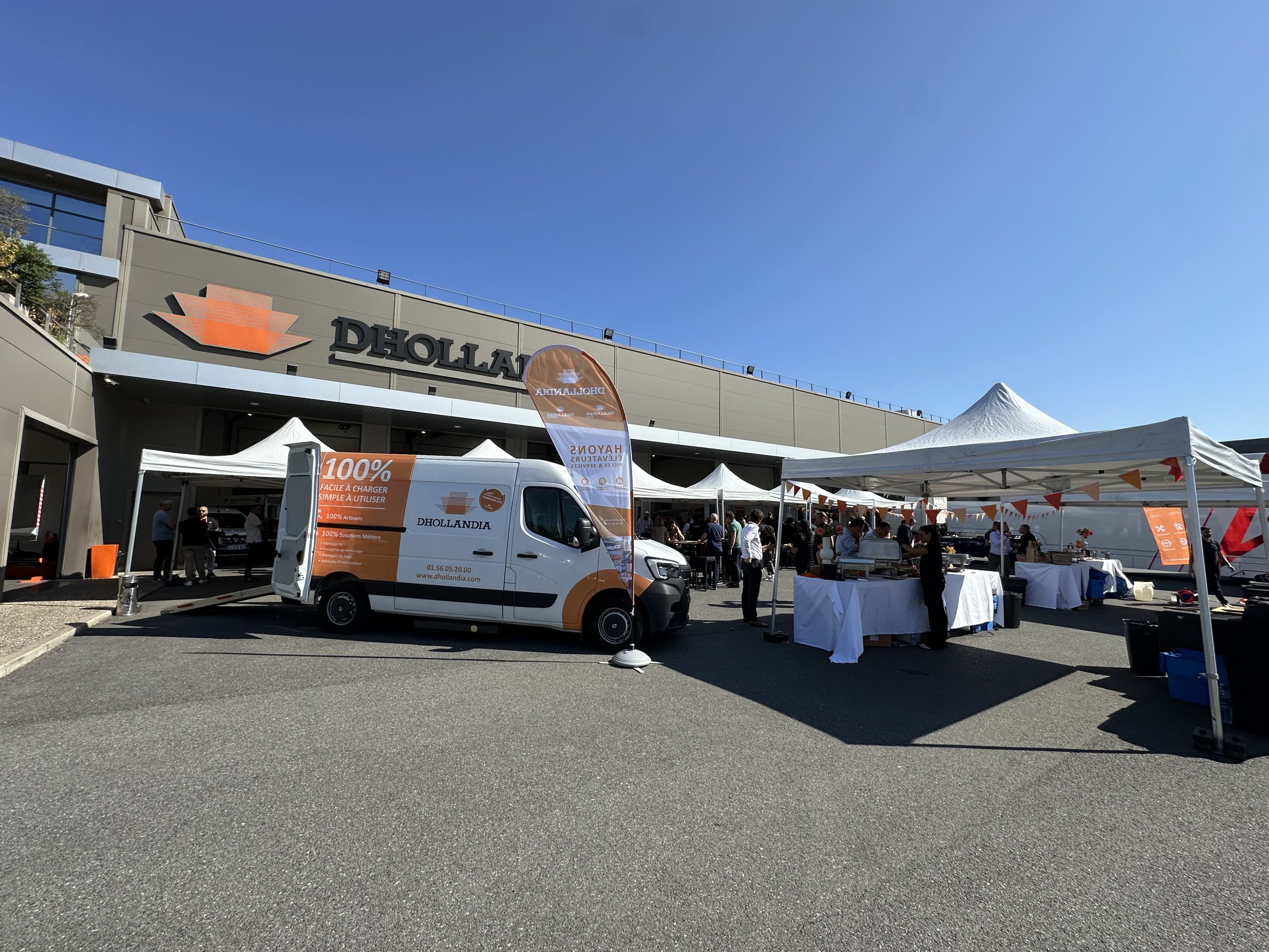 Stands et fourgon Dhollandia Services lors de la journée portes ouvertes de l'agence