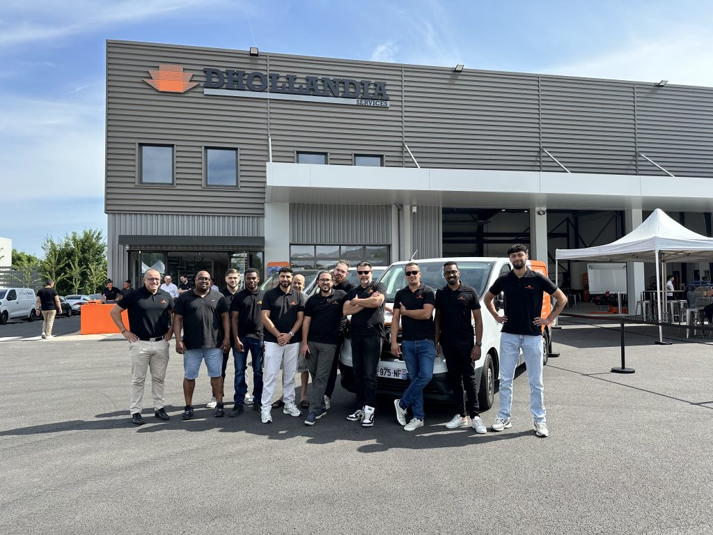 Équipe Dhollandia Services réunie devant l'agence lors d'un événement