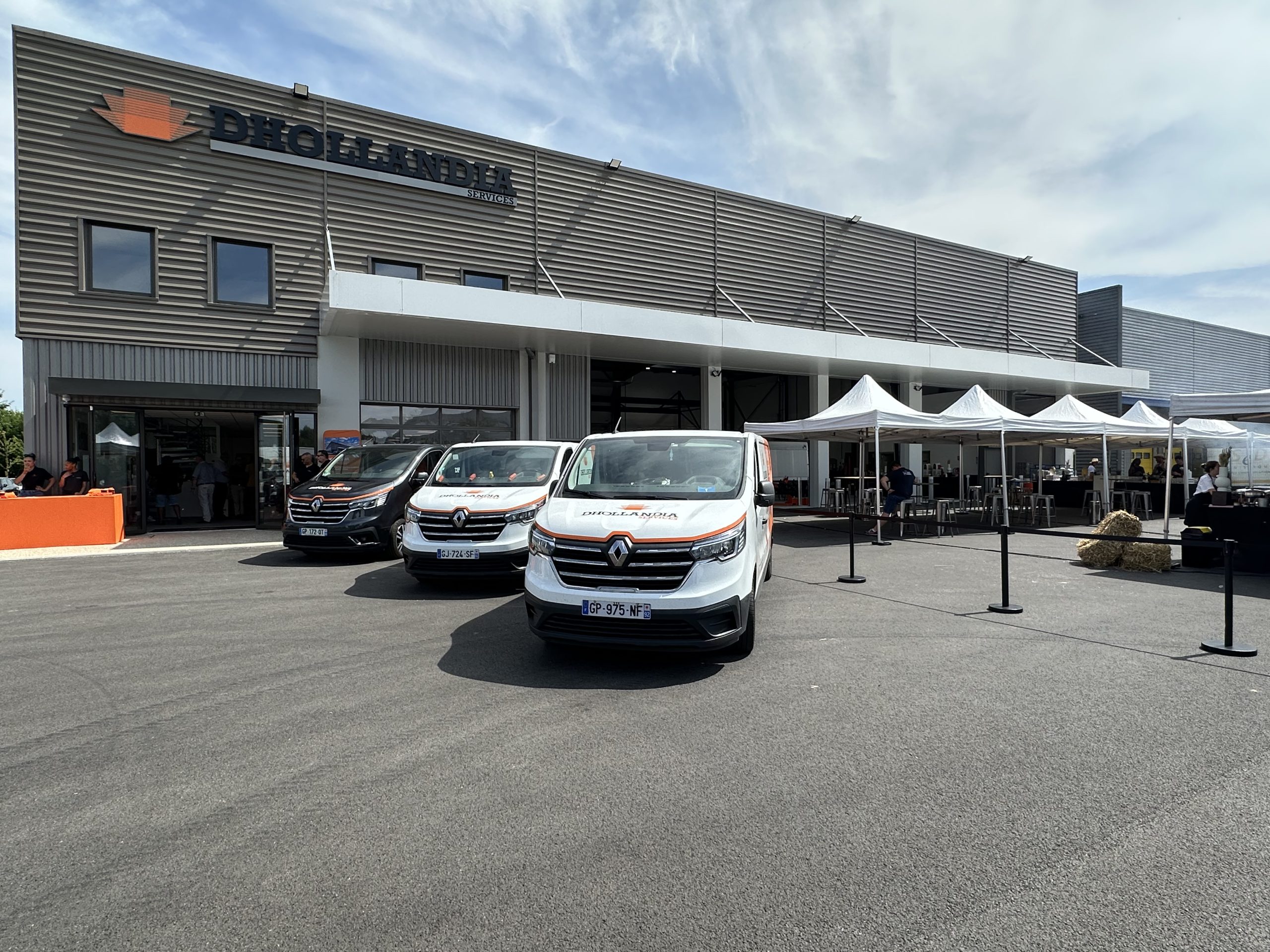 Parking de l'agence Dhollandia Services de Compans lors de la journée portes ouvertes