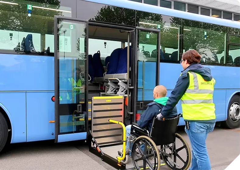 Personne en fauteuil roulant montant dans un bus grâce à un lift PMR