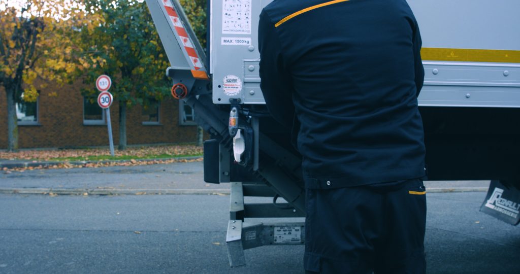 Technicien Dhollandia Services intervenant sur un hayon élévateur en extérieur