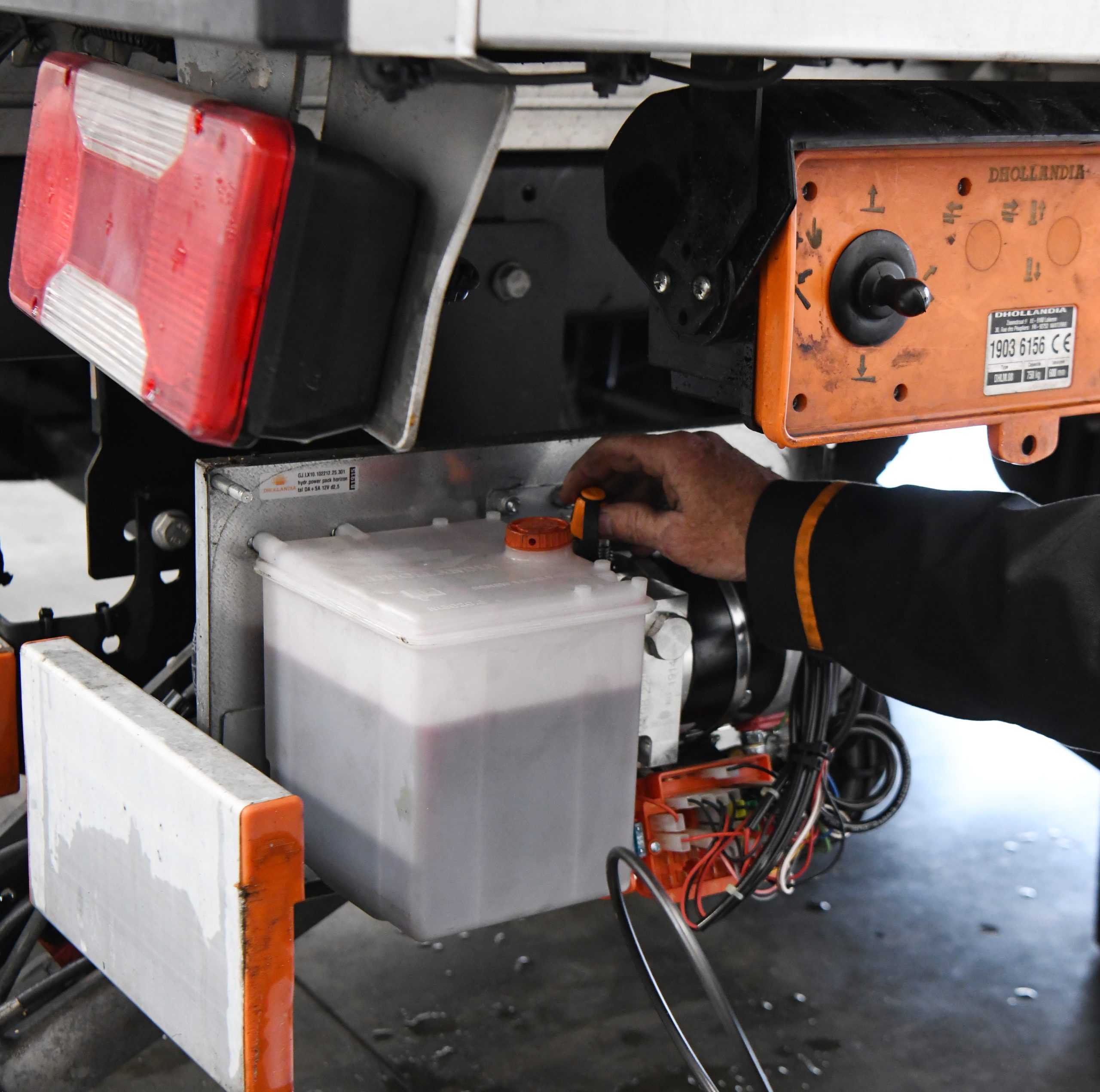 Réparation du circuit électrique d'un hayon élévateur par un technicien