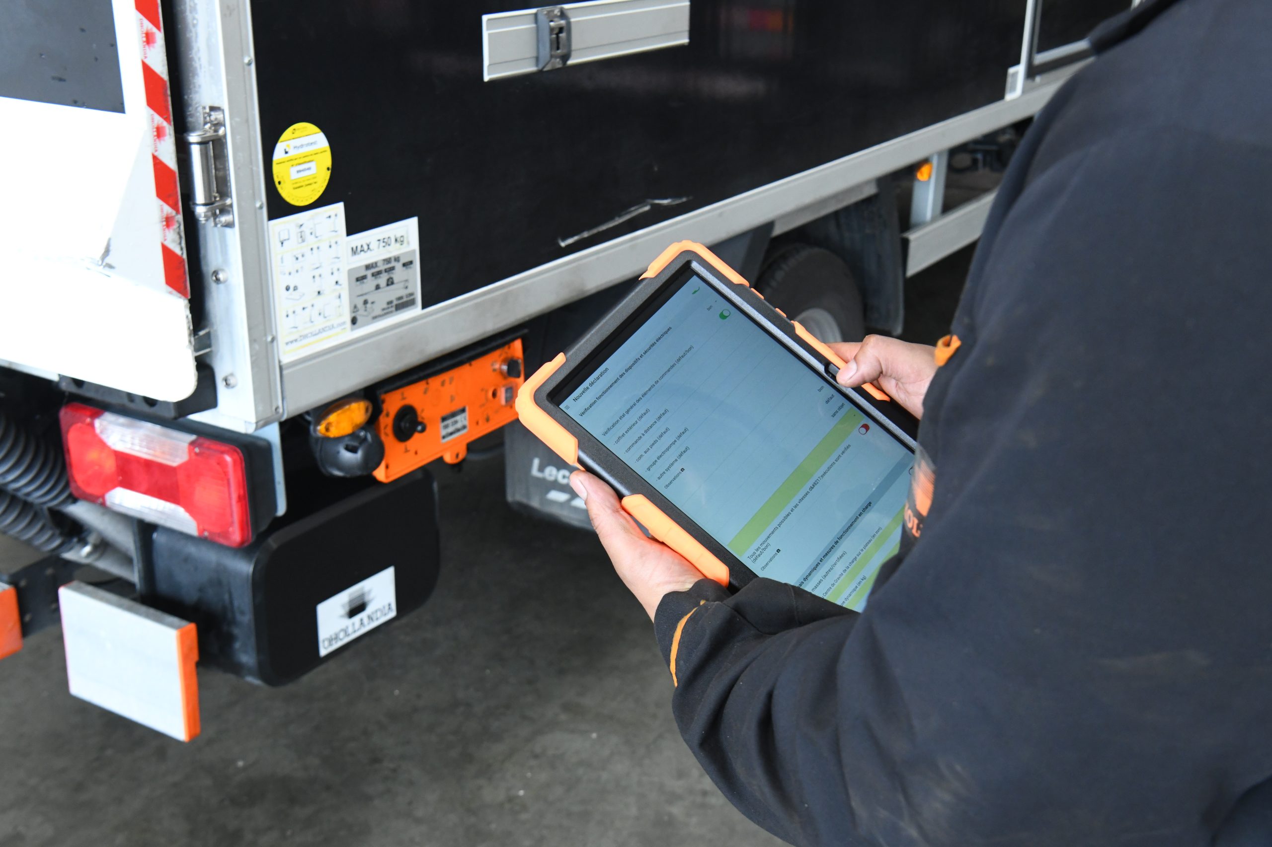 Contrôle d'un hayon élévateur sur tablette par un technicien Dhollandia Services
