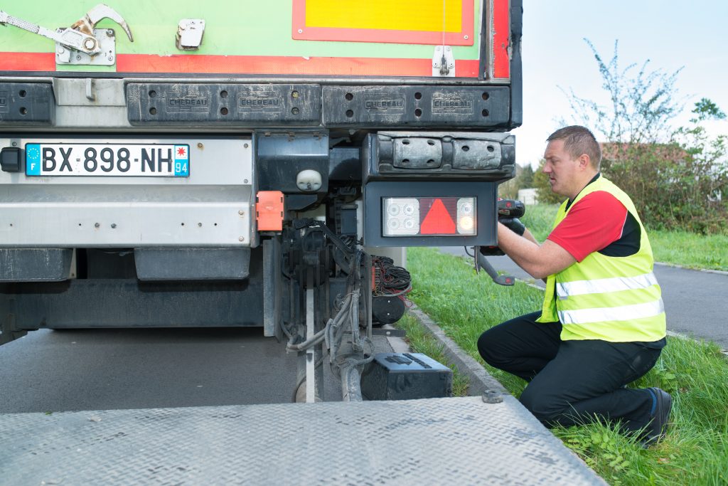 Technicien Hydroparts contrôlant le hayon élévateur d'un camion sur site