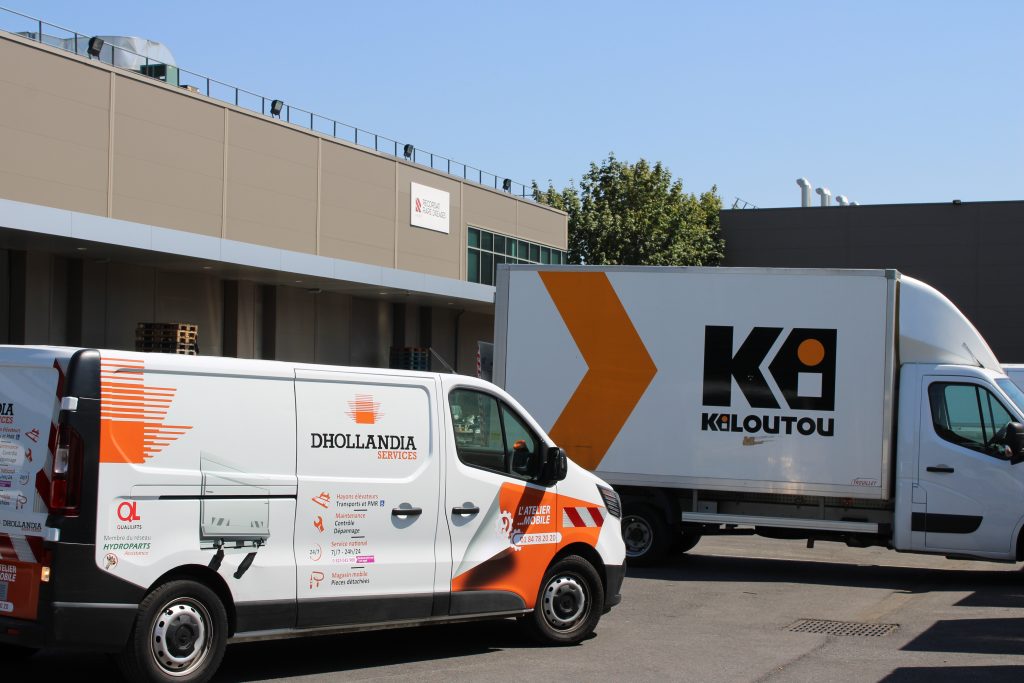 Fourgon Dhollandia Services devant un porteur Kiloutou lors d'une intervention sur site