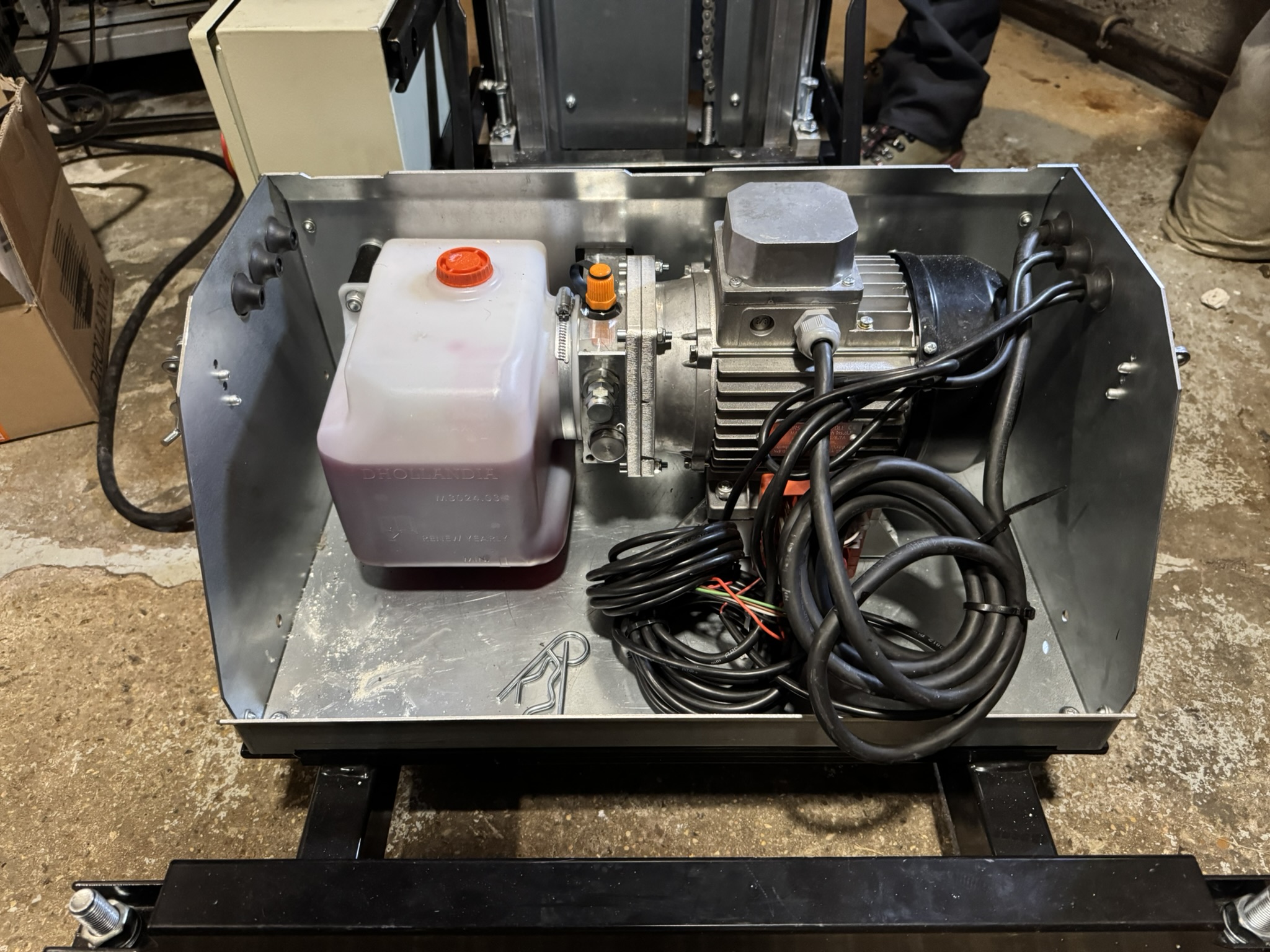 Groupe hydraulique de monte-charge avec réservoir, moteur et câblage