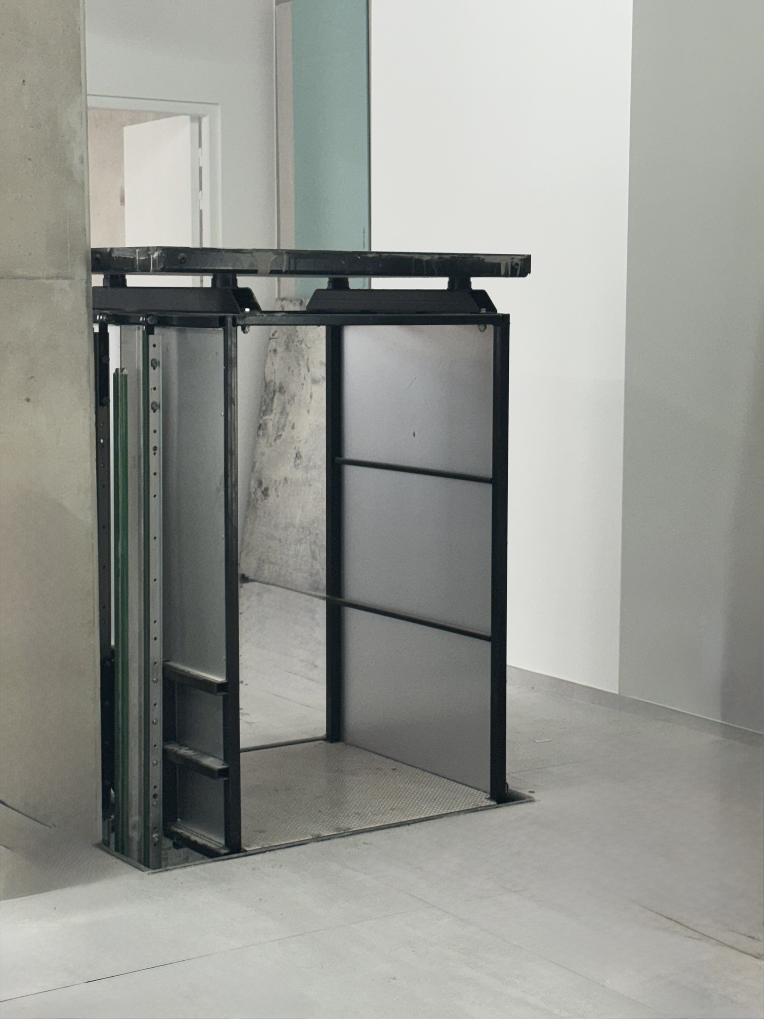 Gaine de monte-charge avec portes palières en inox