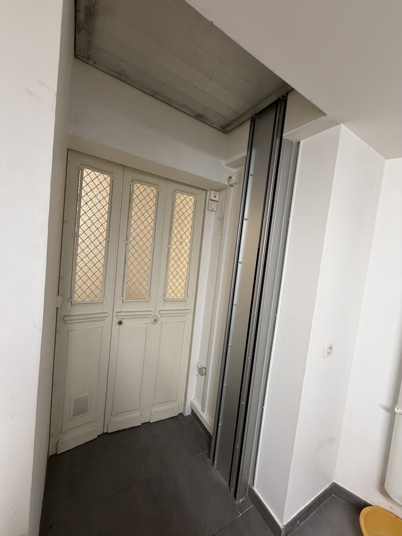 Porte palière de monte-charge intégrée dans une pièce à vivre