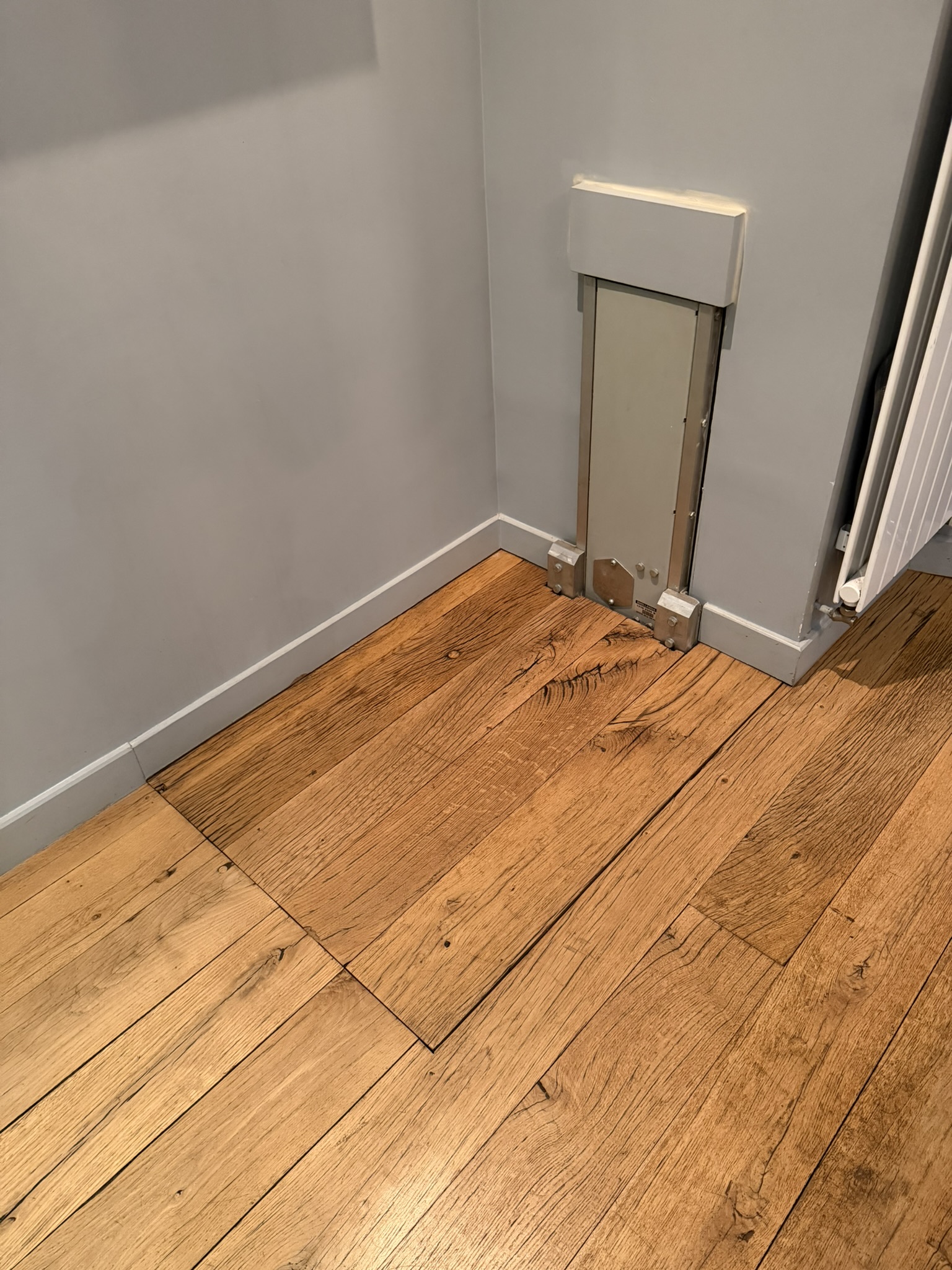 Monte-charge résidentiel encastré dans un parquet en chêne