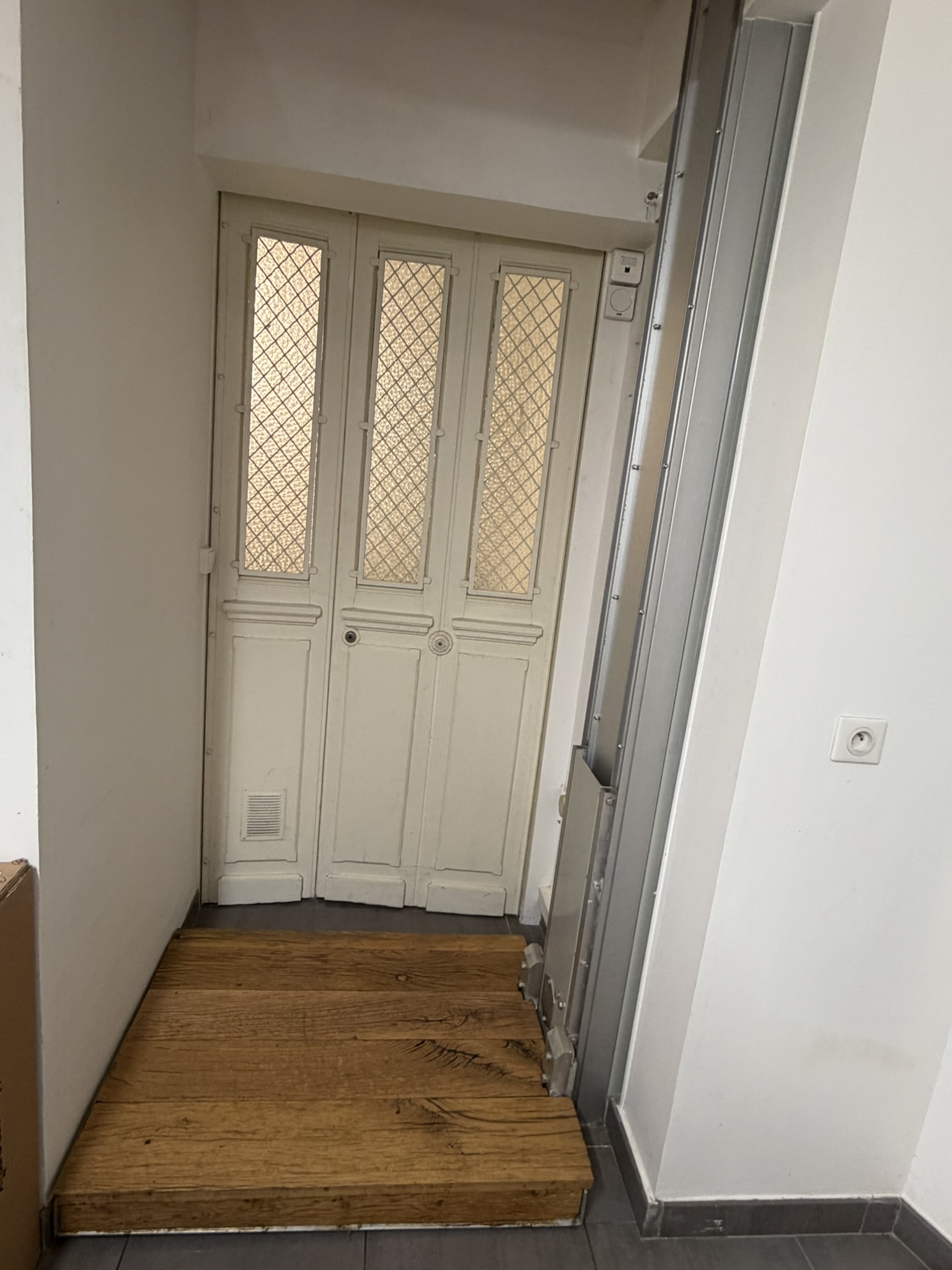 Colonne de monte-charge résidentiel dans un appartement haussmannien