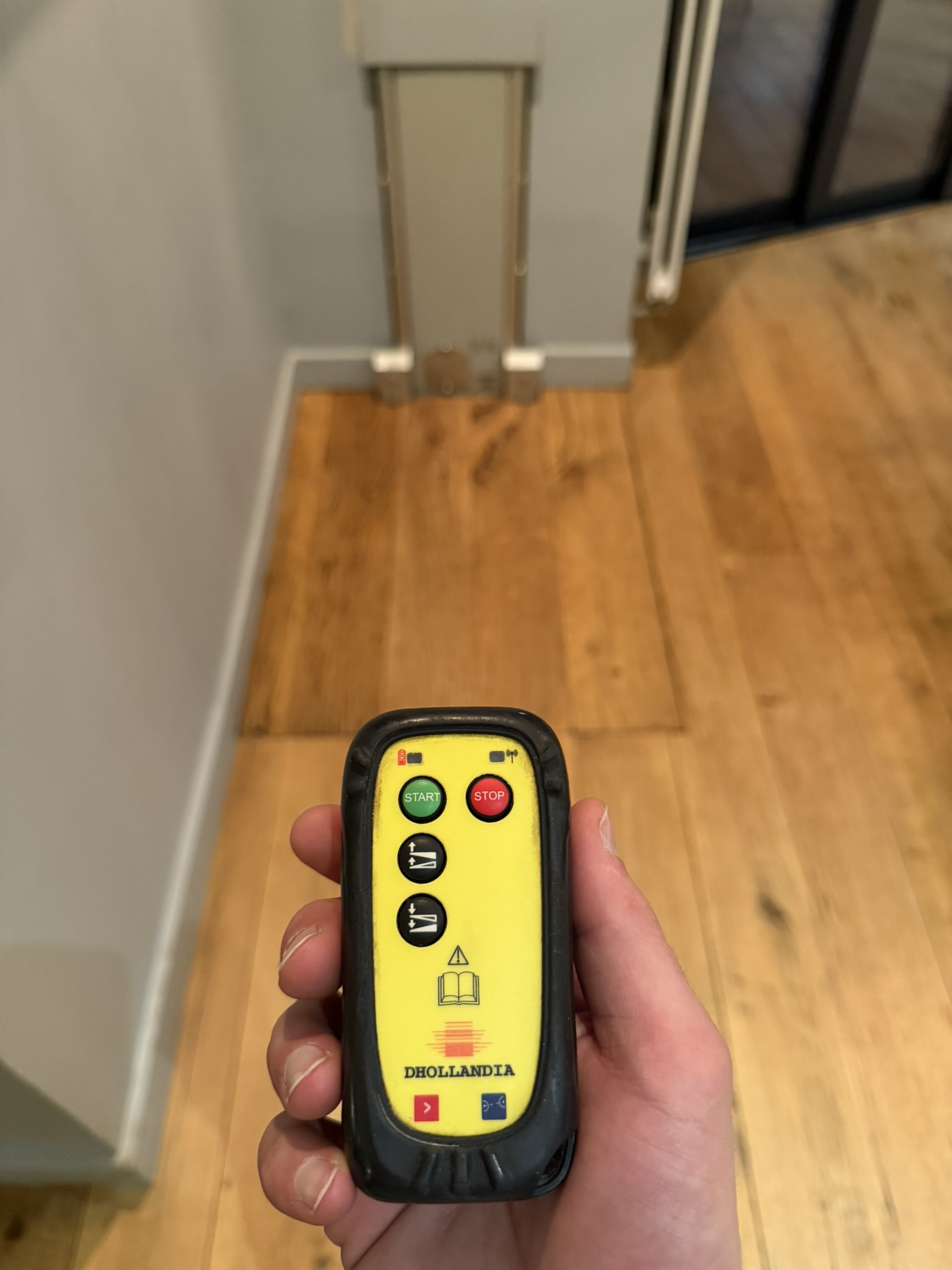 Télécommande radio jaune de commande d'un monte-charge