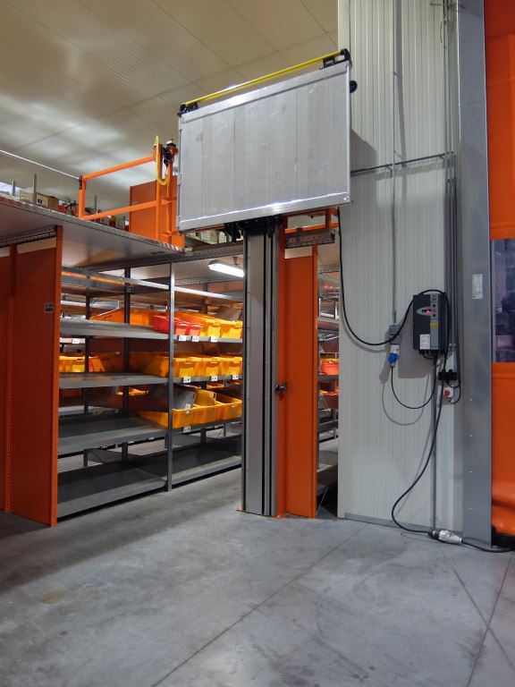 Monte-charge de mezzanine desservant un stockage de pièces détachées