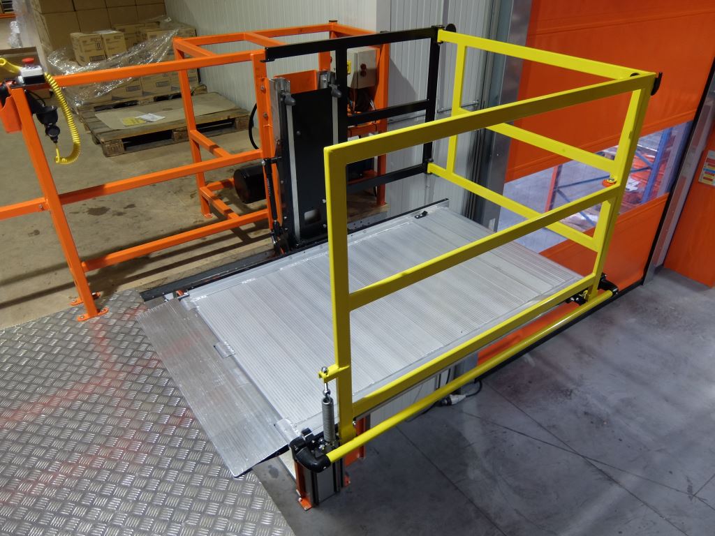 Plateau supérieur de monte-charge de mezzanine avec garde-corps jaunes