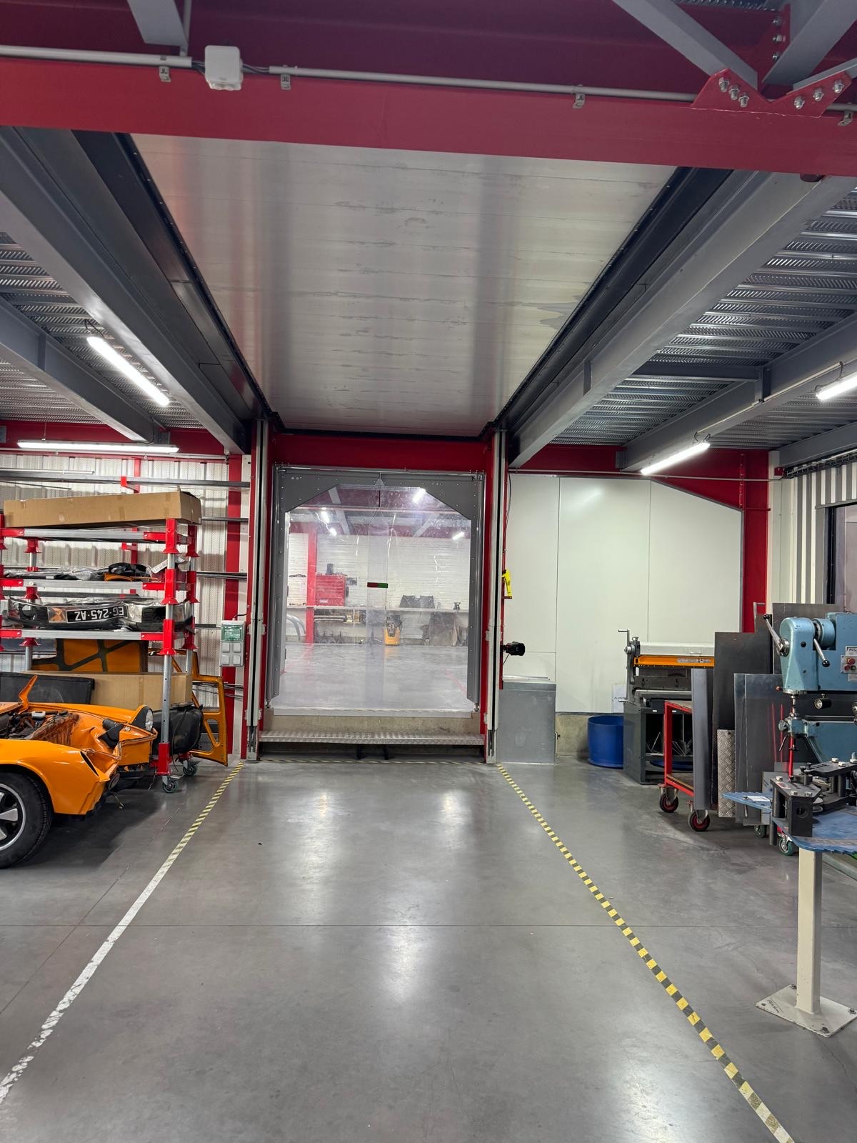 Plateau d'élévateur de voiture déployé dans un garage