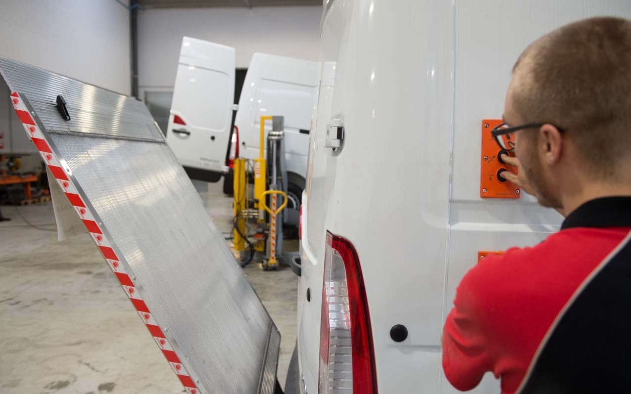 Hayon élévateur en aluminium ouvert à l'arrière d'un véhicule utilitaire léger