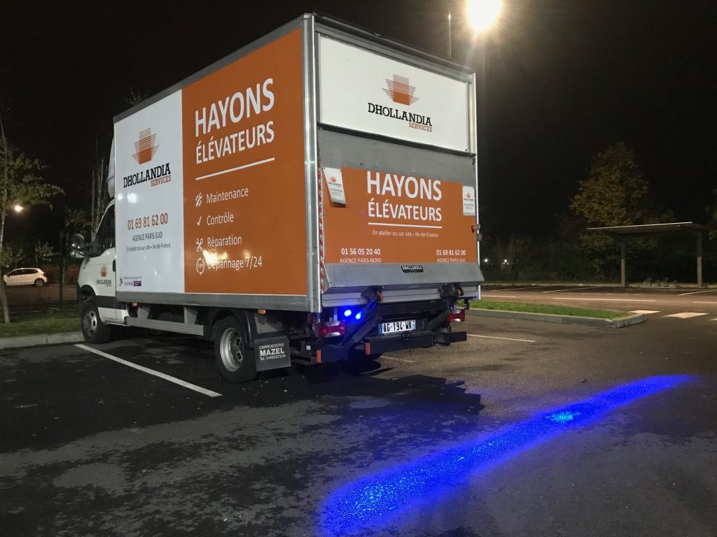 Fourgon Dhollandia Services équipé de feux bleus de sécurité de nuit