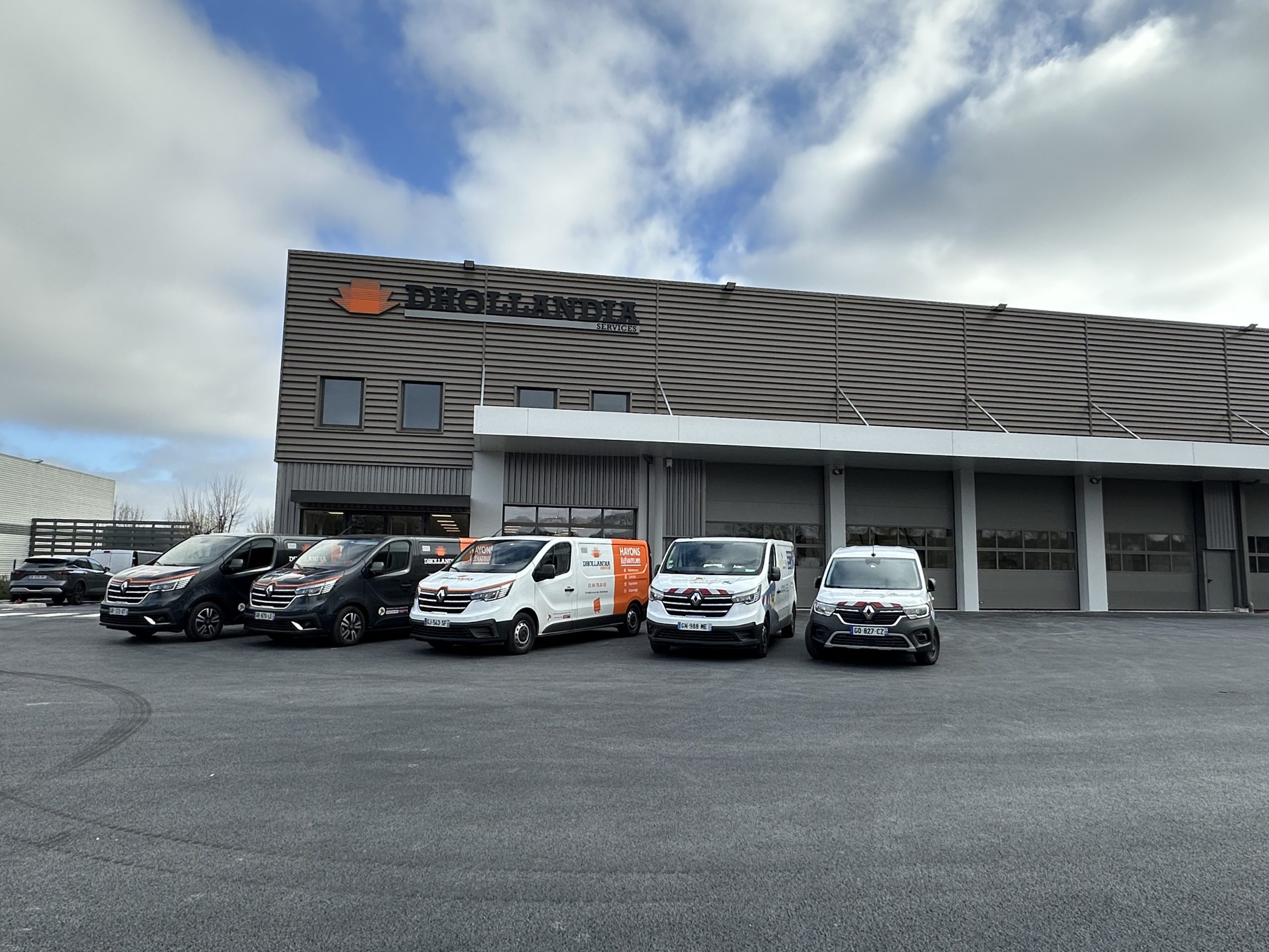 Agence Dhollandia Services Paris-Est à Compans (77) : bâtiment et véhicules d'intervention