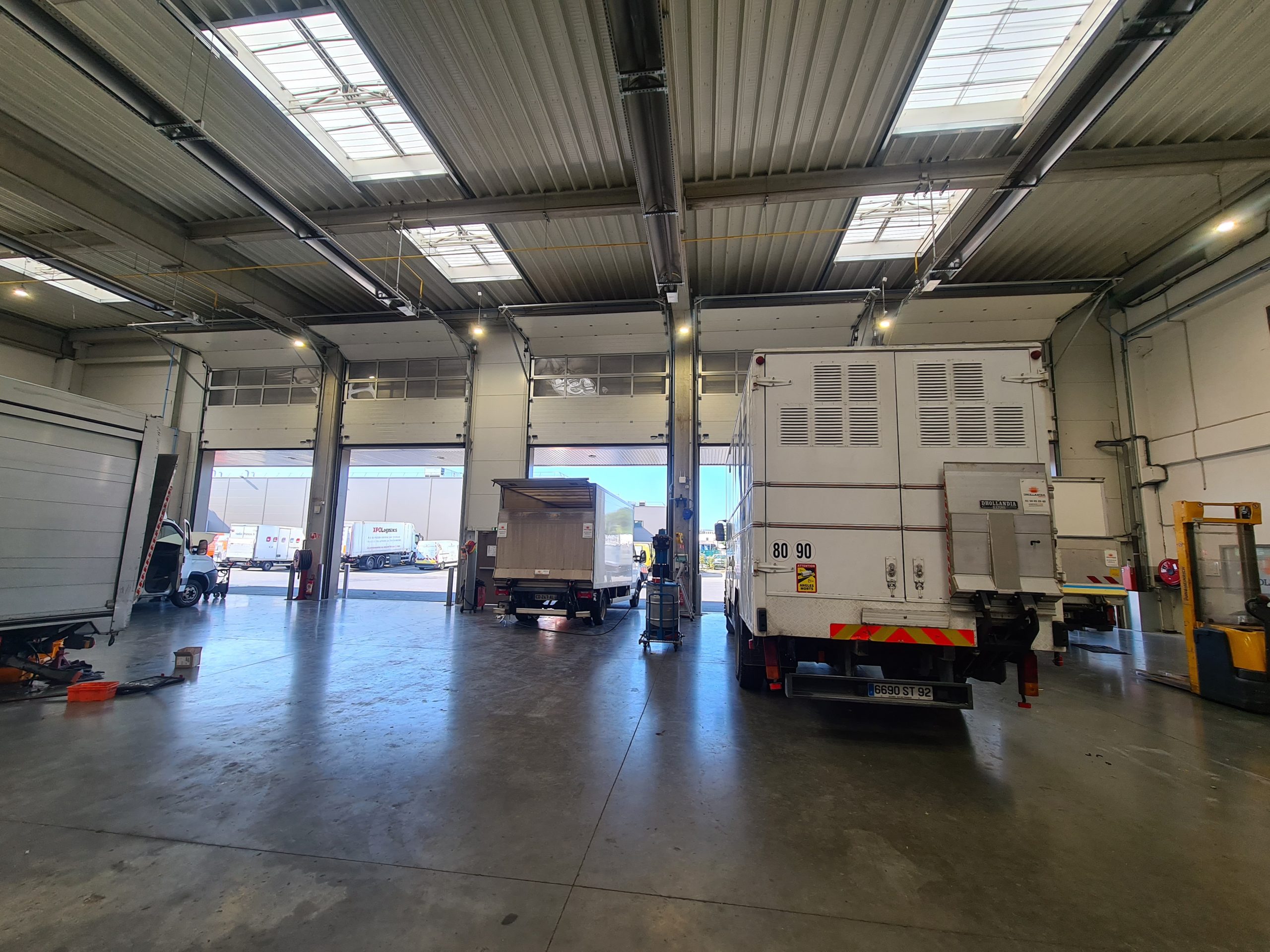Atelier de l'agence Dhollandia Services de Nanterre avec un camion en intervention