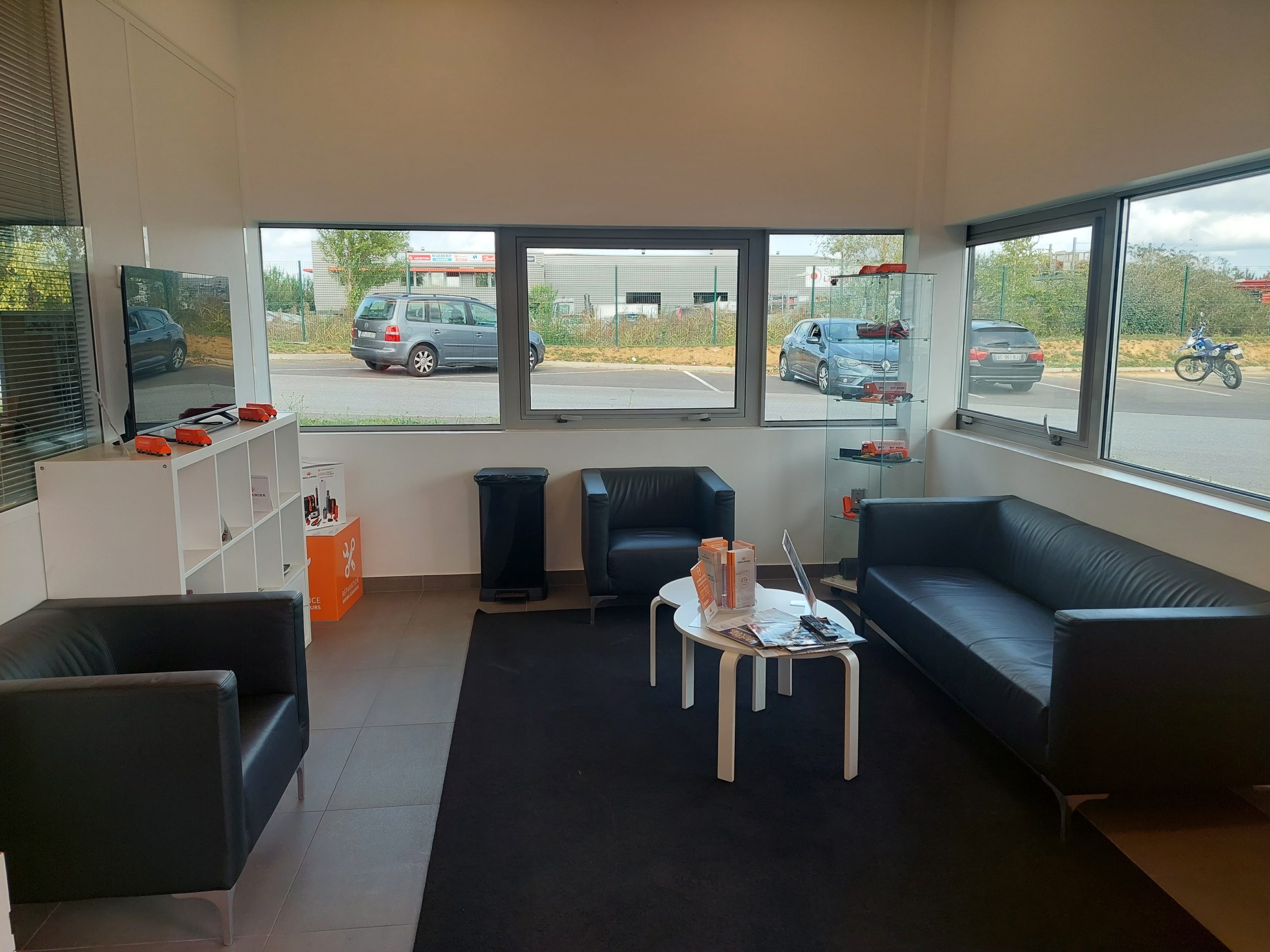Salle d'attente clients de l'agence Dhollandia Services de Chilly-Mazarin