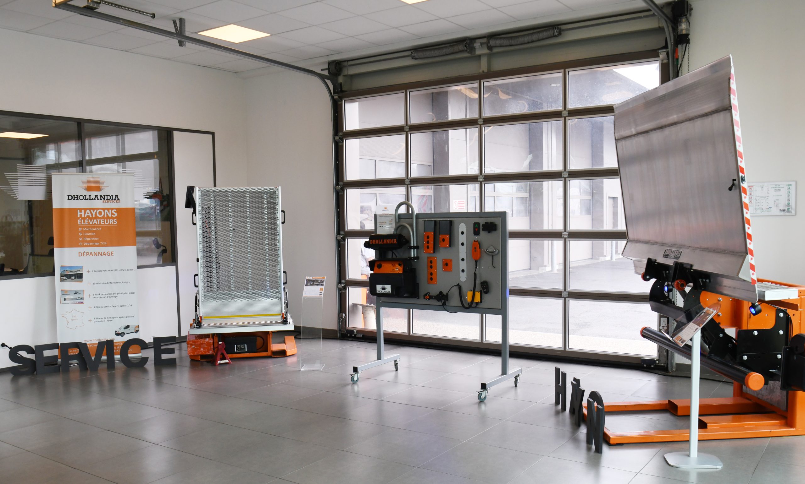 Hayons élévateurs exposés dans le showroom de l'agence de Nanterre