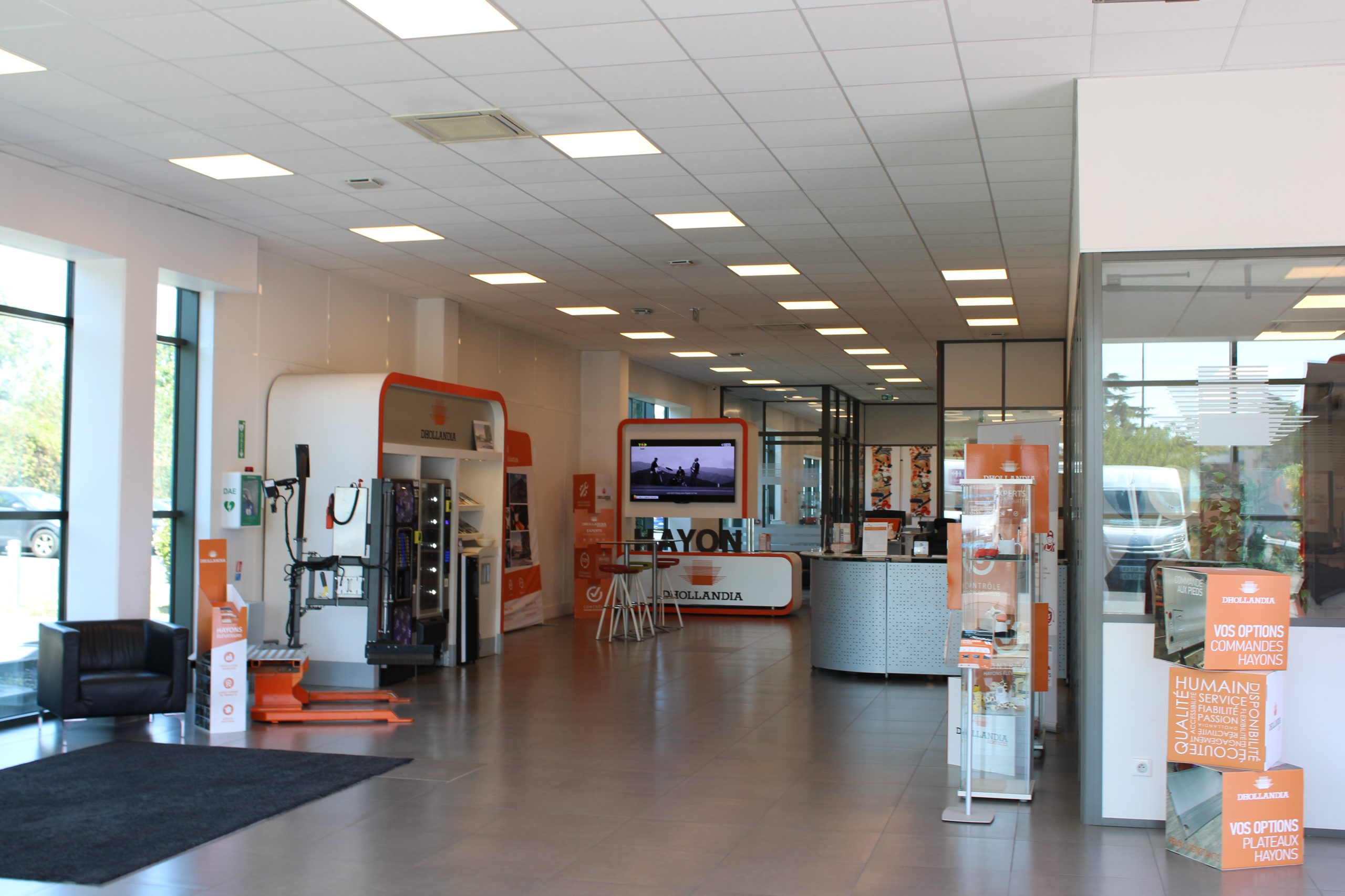 Espace d'accueil et showroom de l'agence Dhollandia Services de Nanterre