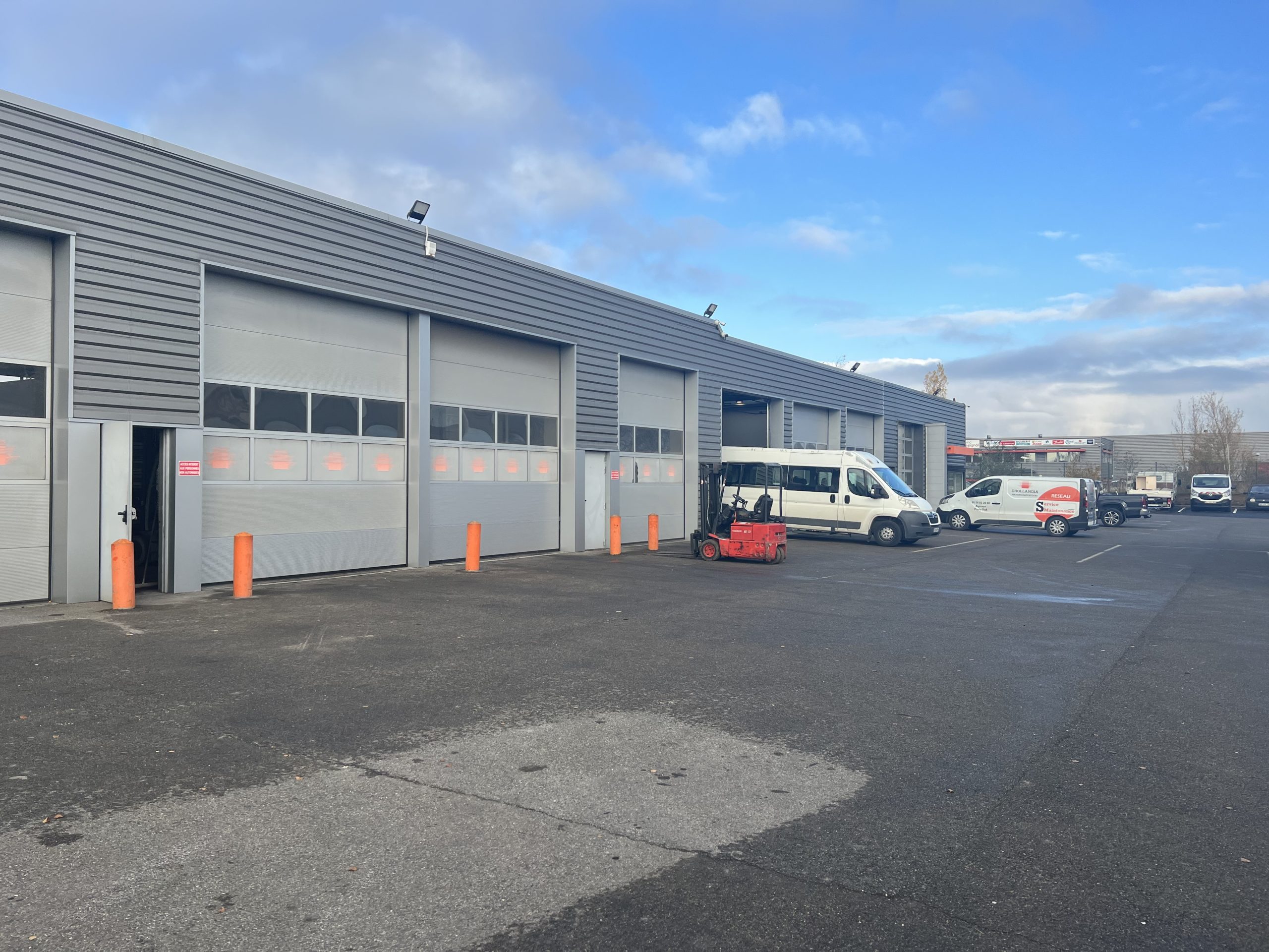 Bâtiment de l'agence Dhollandia Services de Chilly-Mazarin avec fourgon d'intervention