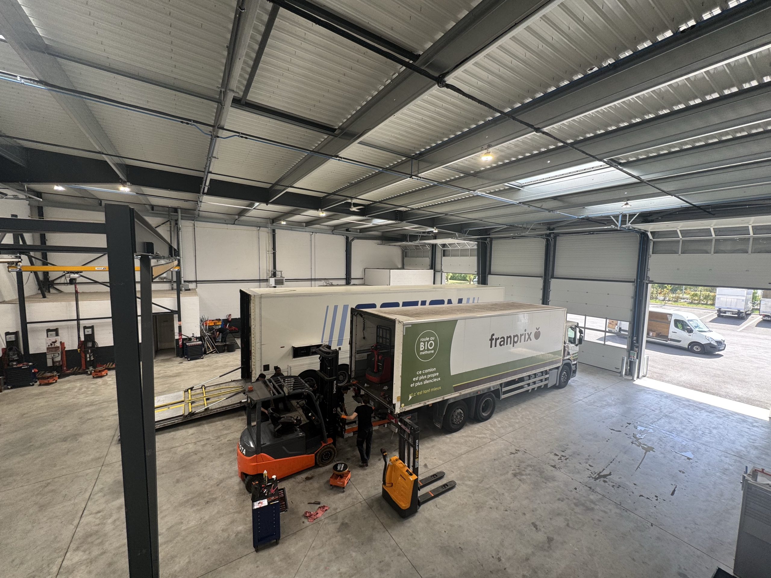 Atelier de maintenance avec hayon élévateur installé sur un camion