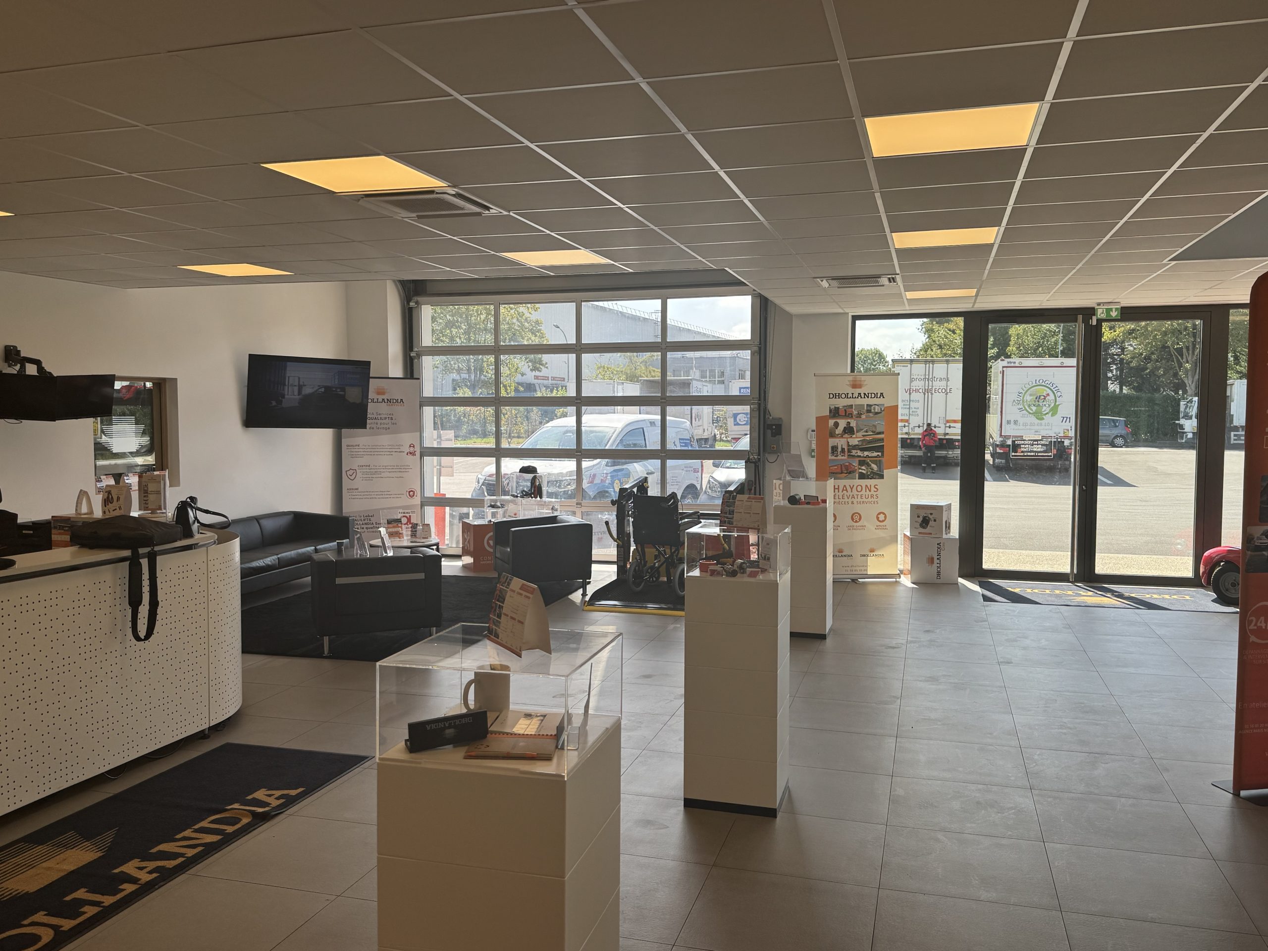 Intérieur de l'agence Dhollandia Services avec espace d'accueil et bureau