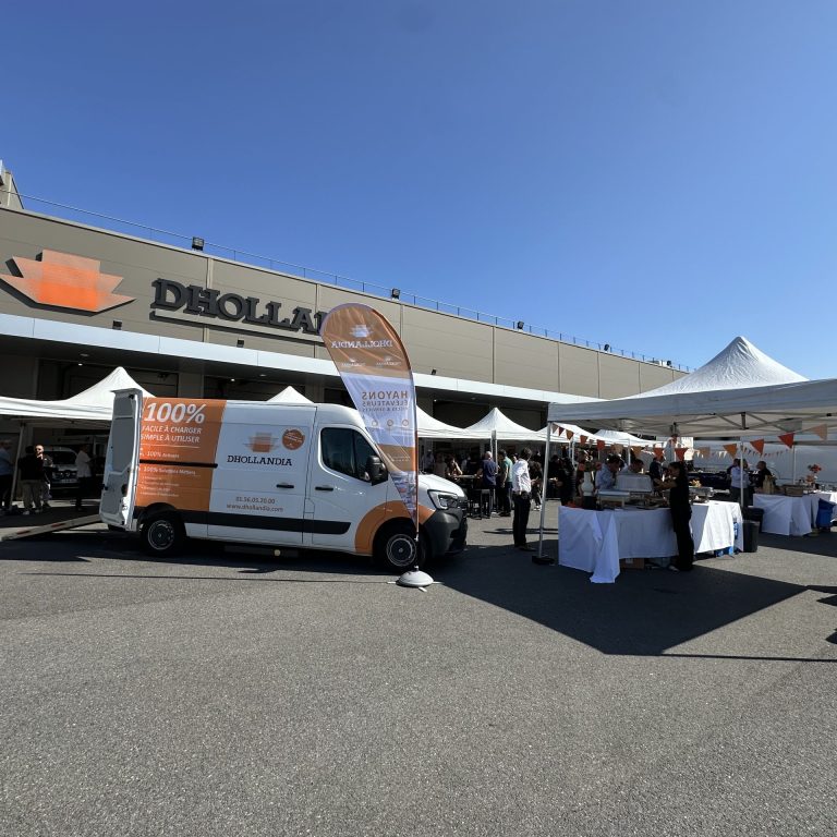 Stands et fourgon Dhollandia Services lors de la journée portes ouvertes de l'agence